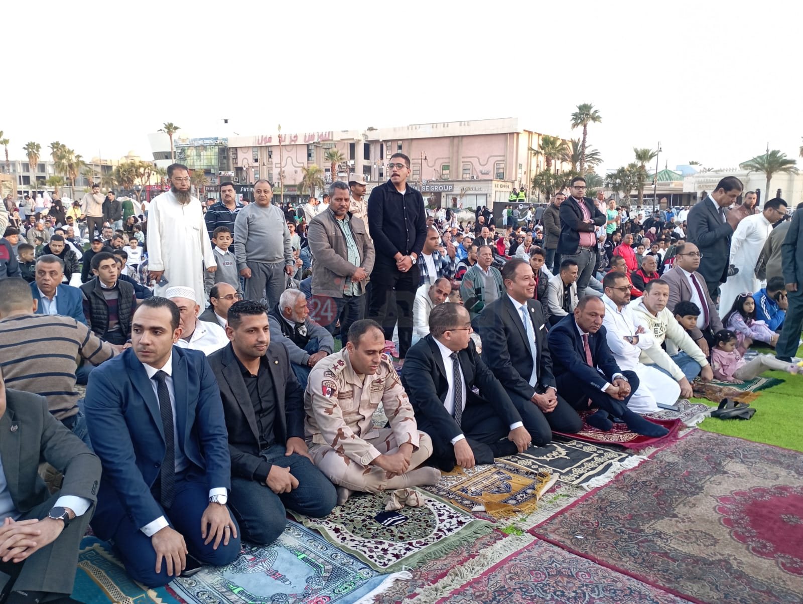 الآلاف يؤدون صلاة العيد في ساحات مساجد بورسعيد