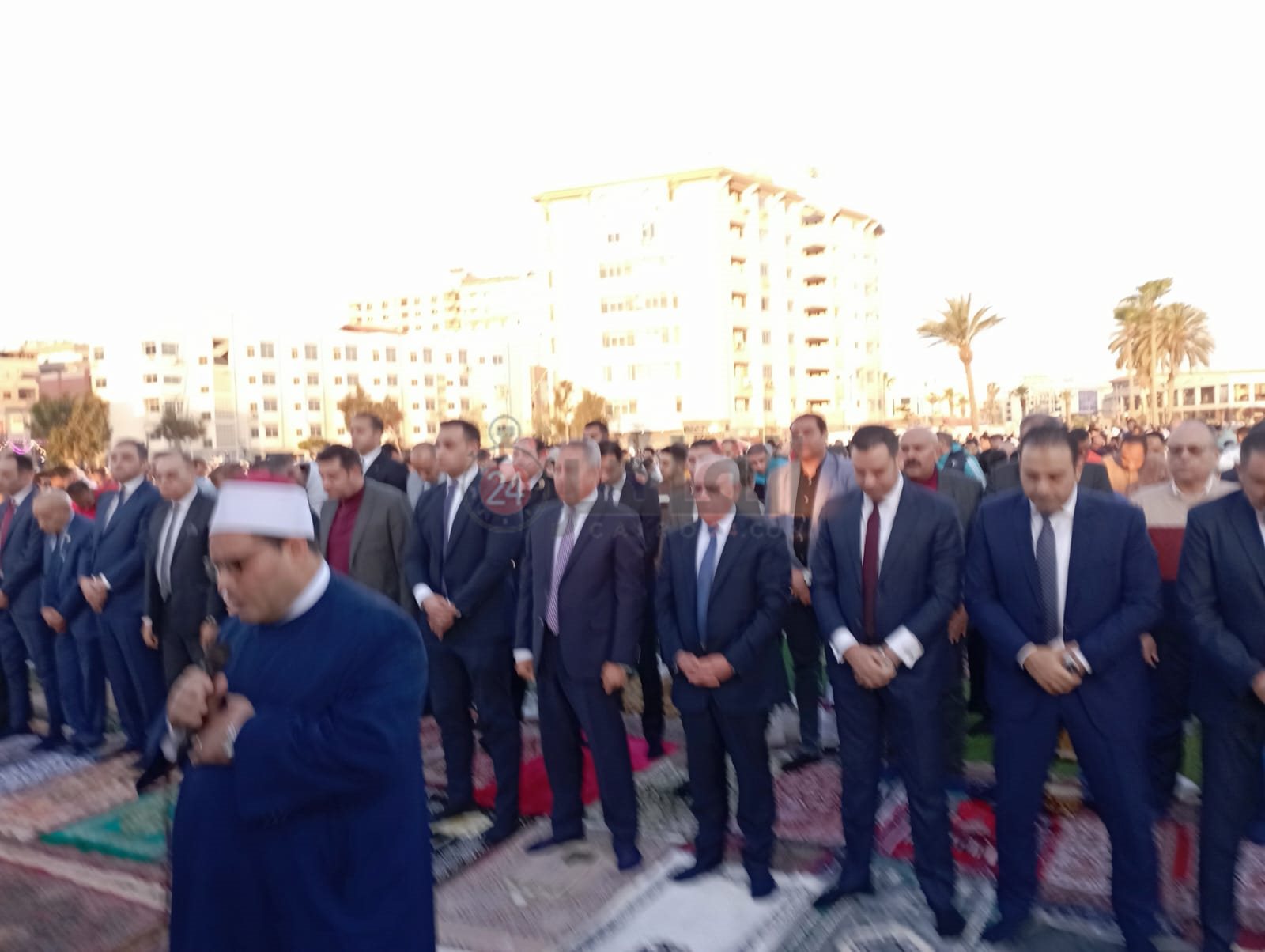 محافظ ومدير أمن بورسعيد يلتقطان صورا تذكارية مع المواطنين في أول ساعات العيد