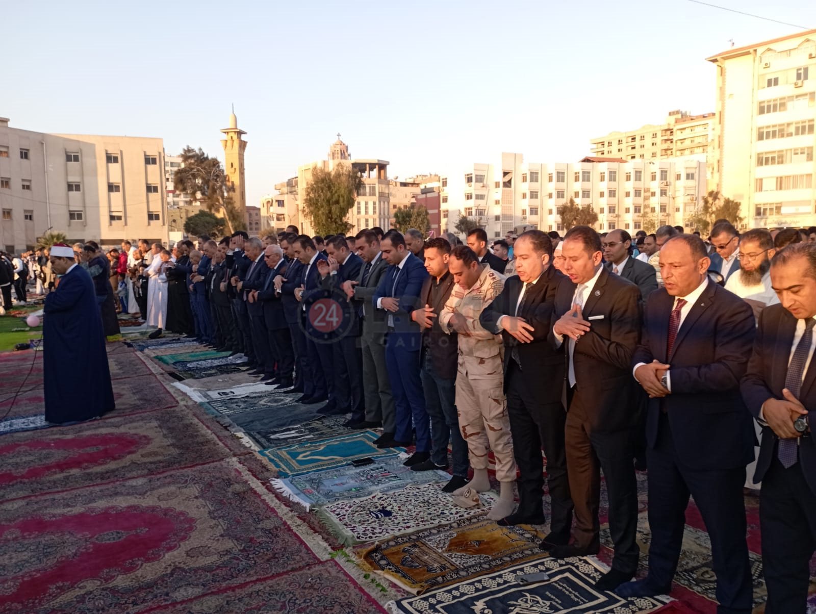 محافظ ومدير أمن بورسعيد يلتقطان صورا تذكارية مع المواطنين في أول ساعات العيد