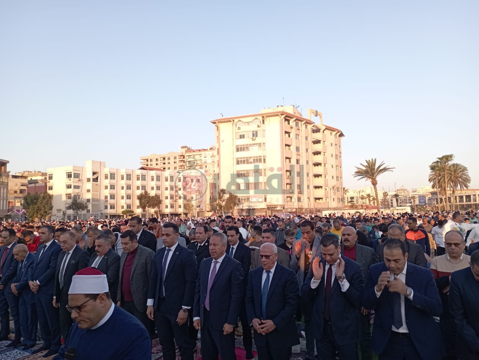 محافظ ومدير أمن بورسعيد يلتقطان صورا تذكارية مع المواطنين في أول ساعات العيد