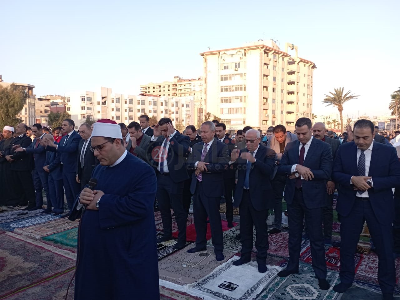 محافظ ومدير أمن بورسعيد يلتقطان صورا تذكارية مع المواطنين في أول ساعات العيد