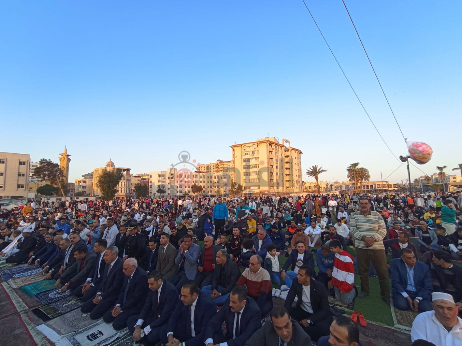 محافظ ومدير أمن بورسعيد يلتقطان صورا تذكارية مع المواطنين في أول ساعات العيد