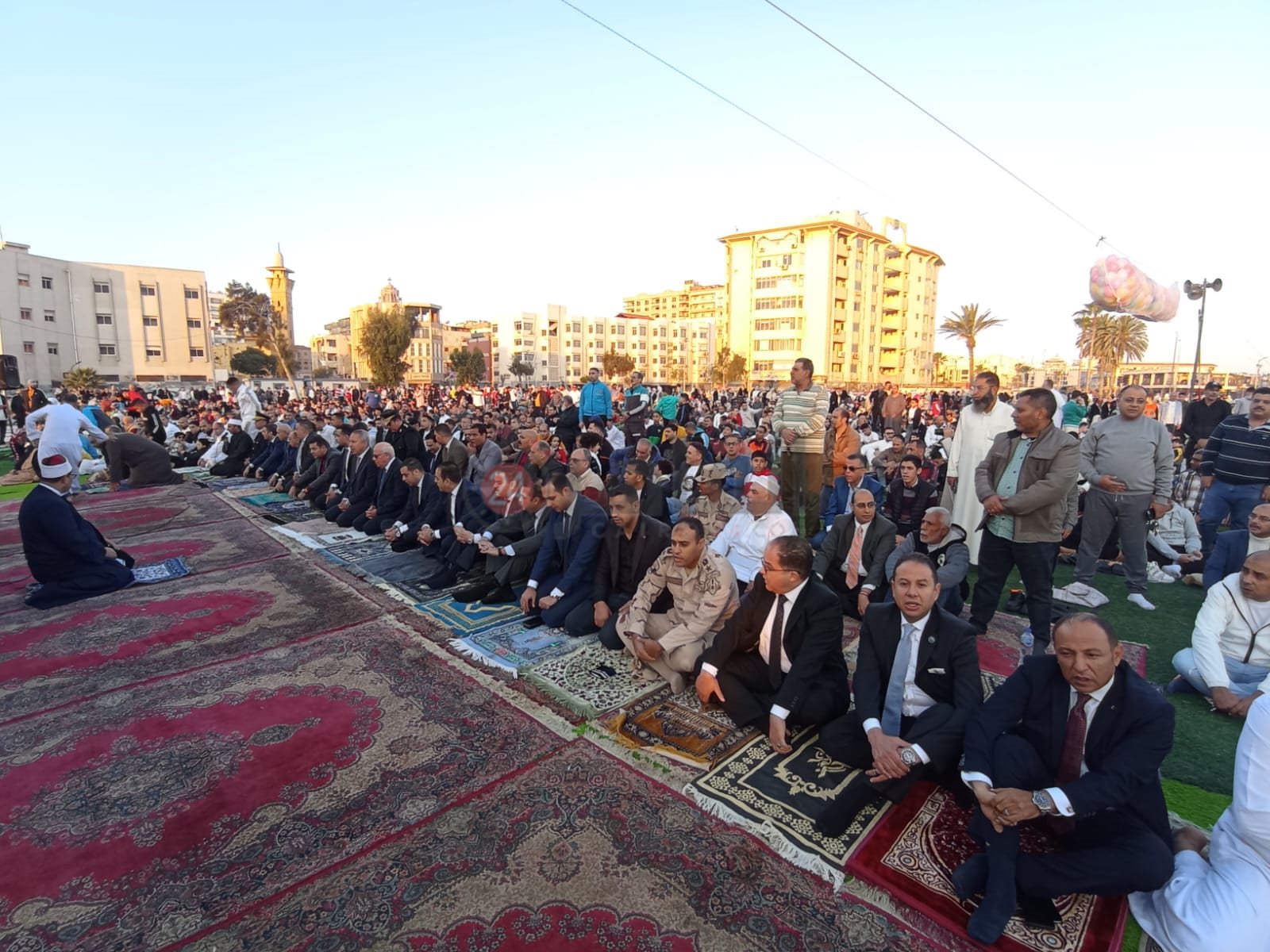 محافظ ومدير أمن بورسعيد يلتقطان صورا تذكارية مع المواطنين في أول ساعات العيد