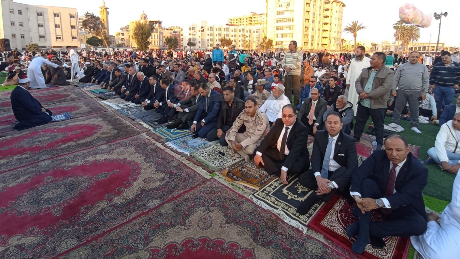 محافظ ومدير أمن بورسعيد يلتقطان صورا تذكارية مع المواطنين في أول ساعات العيد - قص