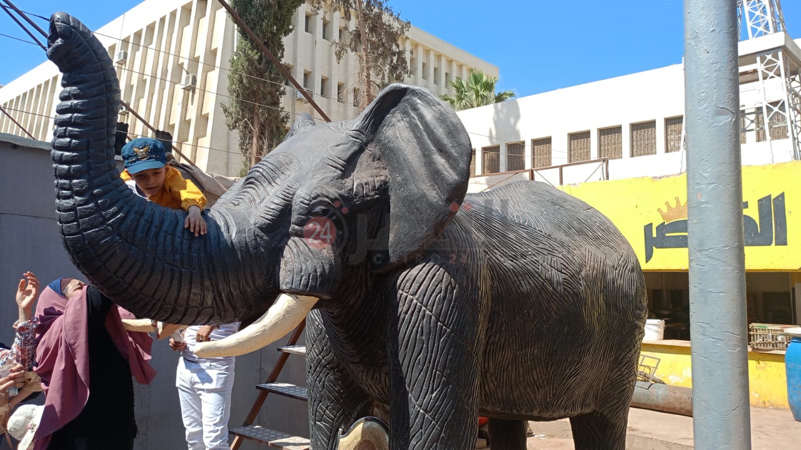 مجسم لشكل الفيل بحديقه الحيوان بالفيوم 