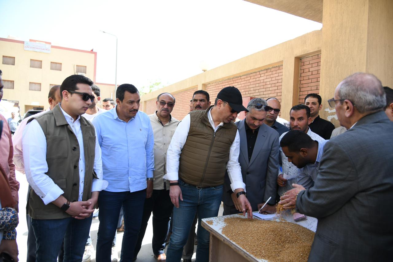 محافظ الفيوم يتفقد صوامع تخزين الغلال بطامية لمتابعة توريد محصول القمح