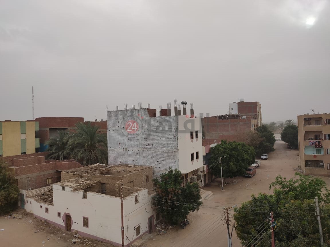 عواصف ورياح محملة بالاتربة تضرب الوادى الجديد