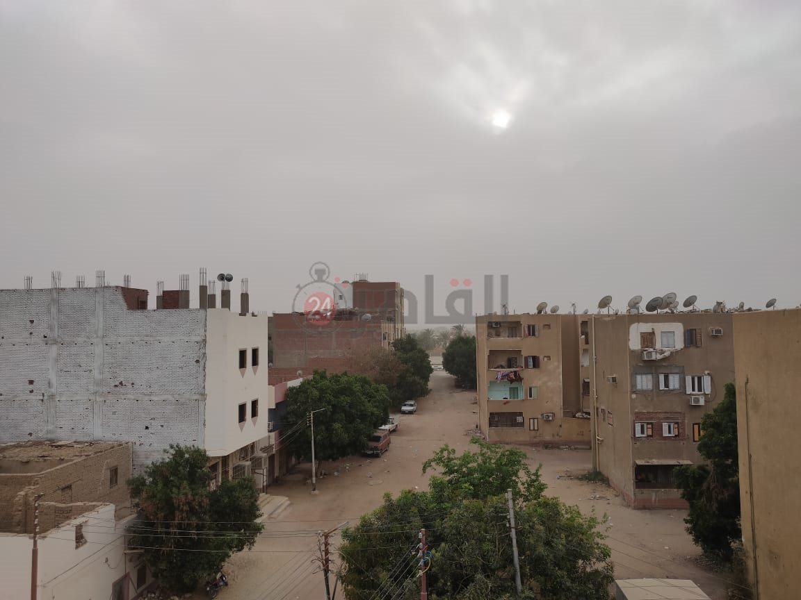 عواصف ورياح محملة بالاتربة تضرب الوادى الجديد