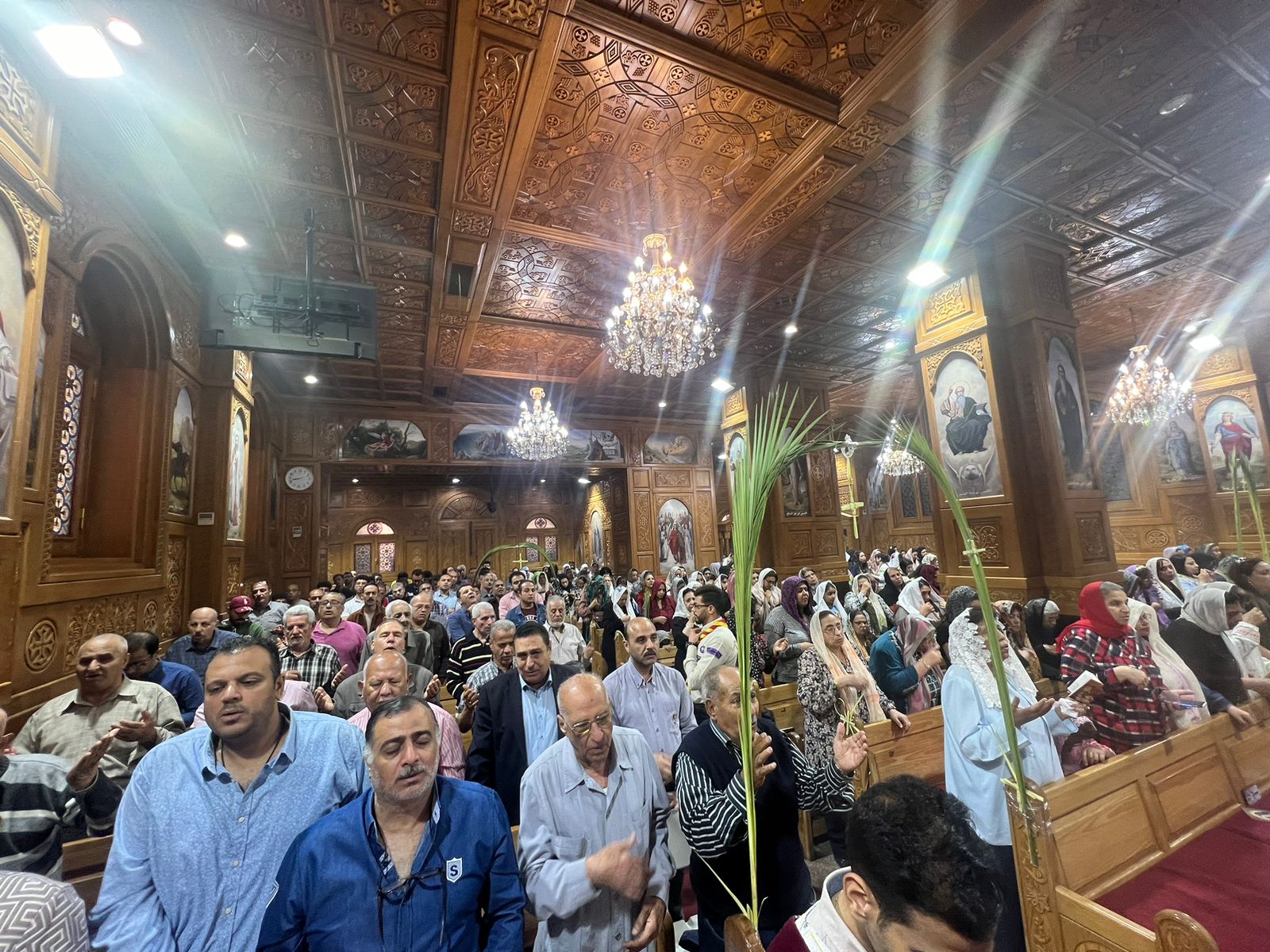 الأقباط يؤدون قداس أحد الزعف ببورسعيد