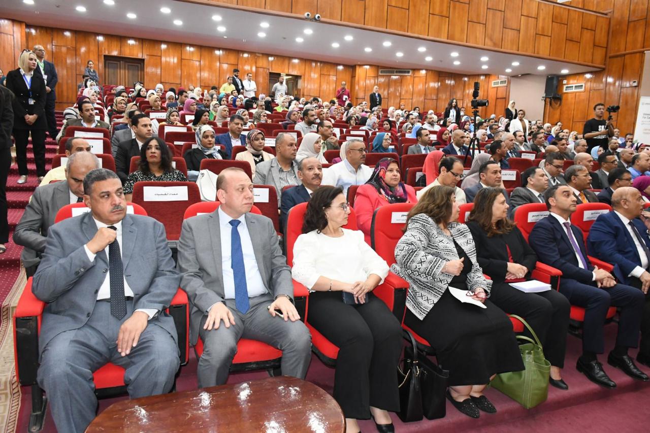 محافظ الفيوم ورئيس الجامعة يفتتحان الملتقى التوظيفي الأول للخريجين 