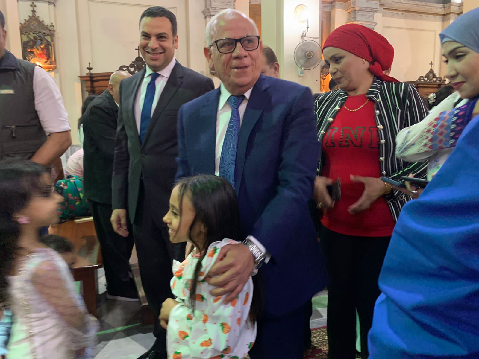 محافظ بورسعيد يشارك المسيحيين قداس عيد القيامة المجيد