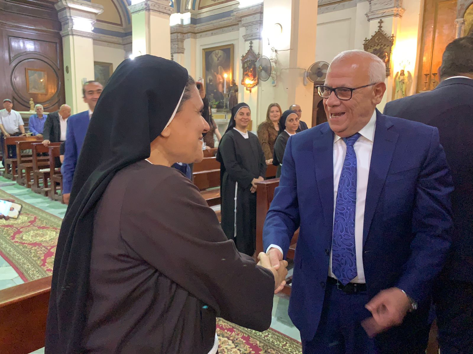 محافظ بورسعيد يشارك المسيحيين قداس عيد القيامة المجيد