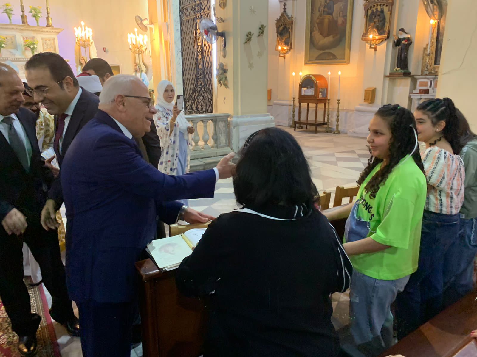 محافظ بورسعيد يشارك المسيحيين قداس عيد القيامة المجيد