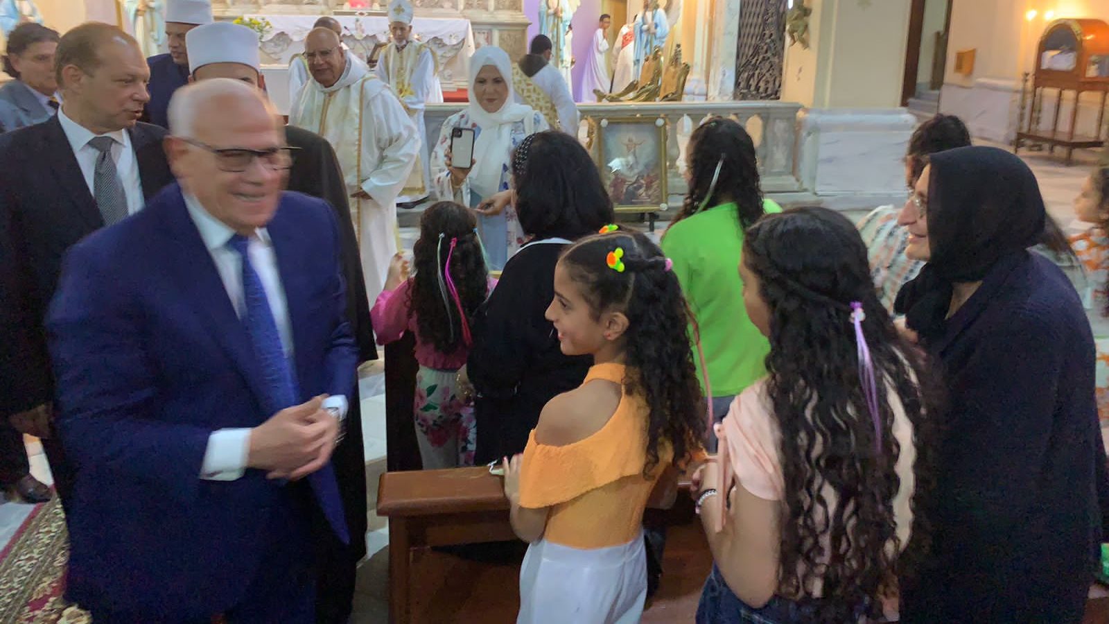 محافظ بورسعيد يشارك المسيحيين قداس عيد القيامة المجيد - قص