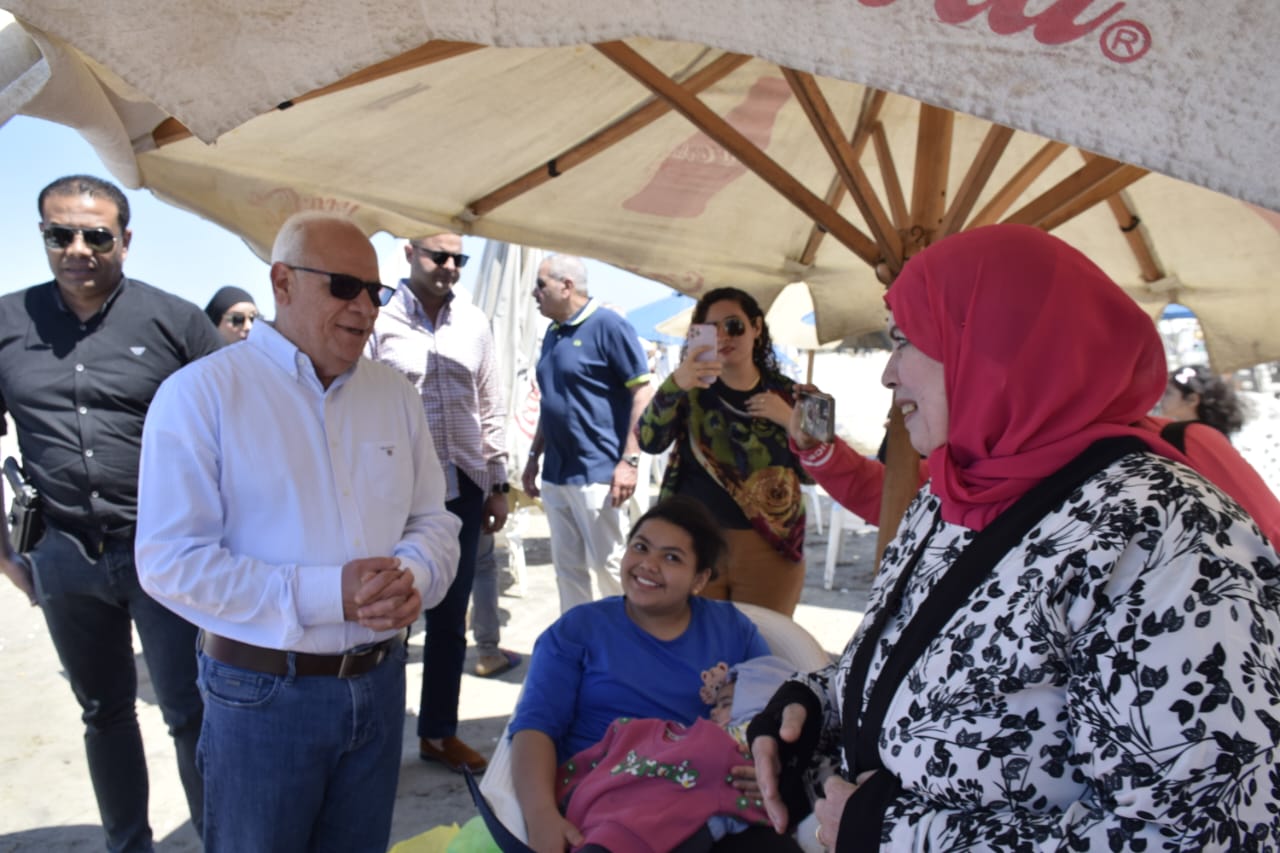 محافظ بورسعيد يشارك المواطنين الاحتفال بأعياد الربيع علي الشاطئ