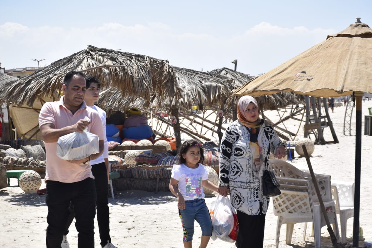 محافظ بورسعيد يشارك المواطنين الاحتفال بأعياد الربيع علي الشاطئ