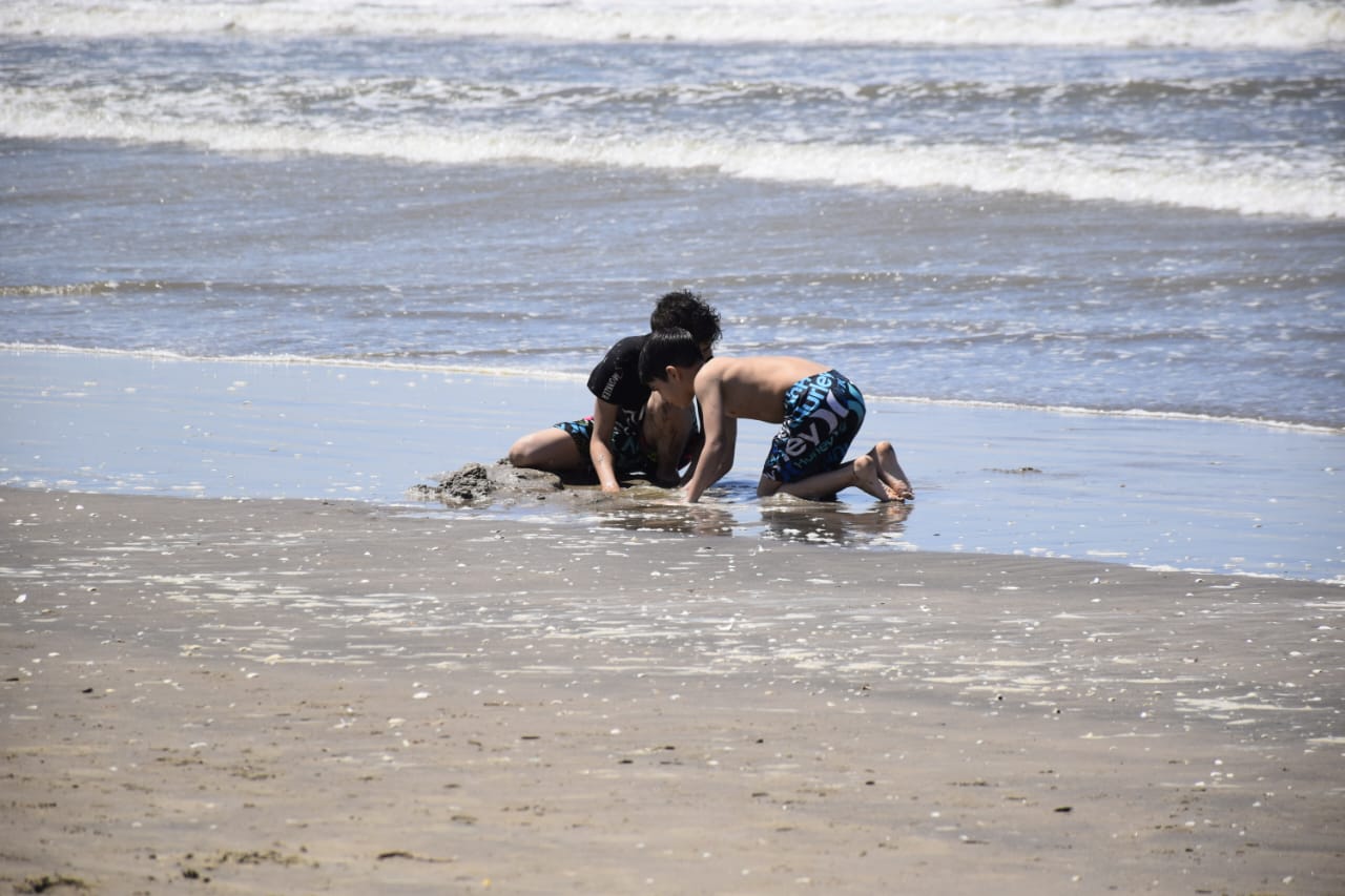 محافظ بورسعيد يشارك المواطنين الاحتفال بأعياد الربيع علي الشاطئ