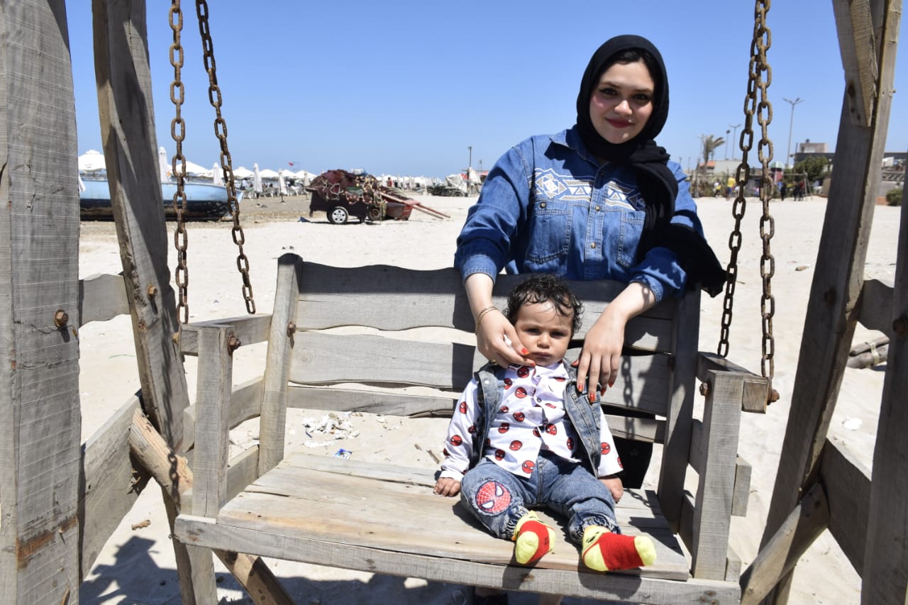 محافظ بورسعيد يشارك المواطنين الاحتفال بأعياد الربيع علي الشاطئ