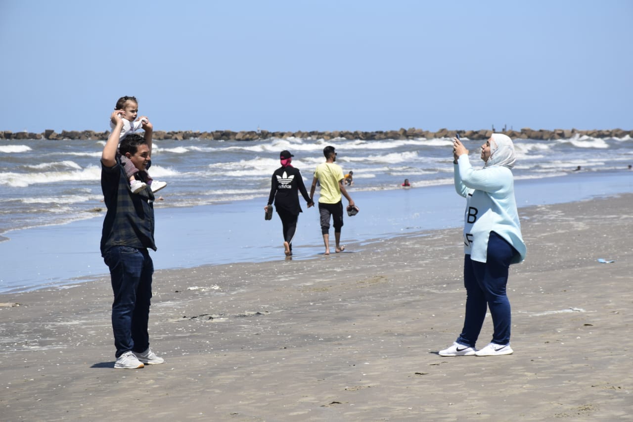 محافظ بورسعيد يشارك المواطنين الاحتفال بأعياد الربيع علي الشاطئ