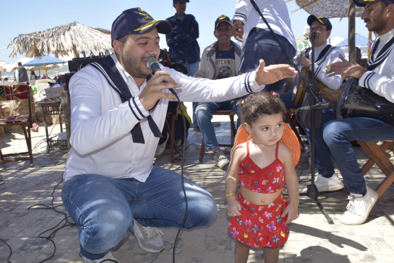 محافظ بورسعيد يشارك المواطنين الاحتفال بأعياد الربيع علي الشاطئ