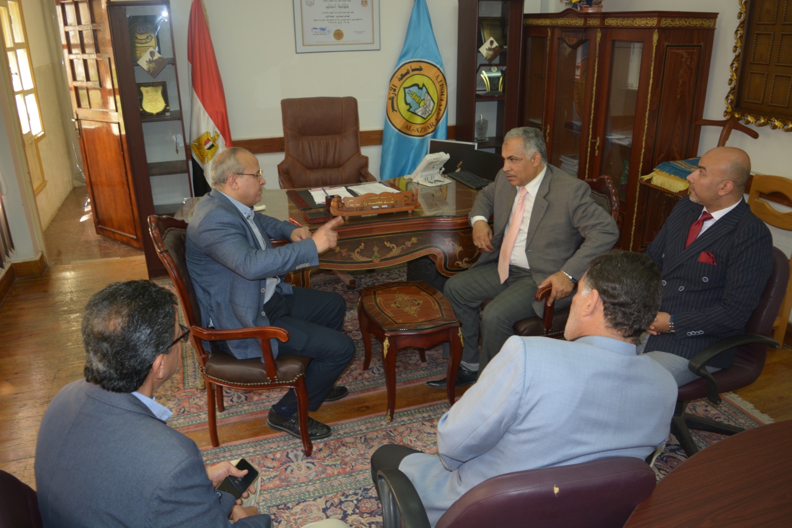 نائب رئيس جامعة الأزهر يزور مصابي غزة