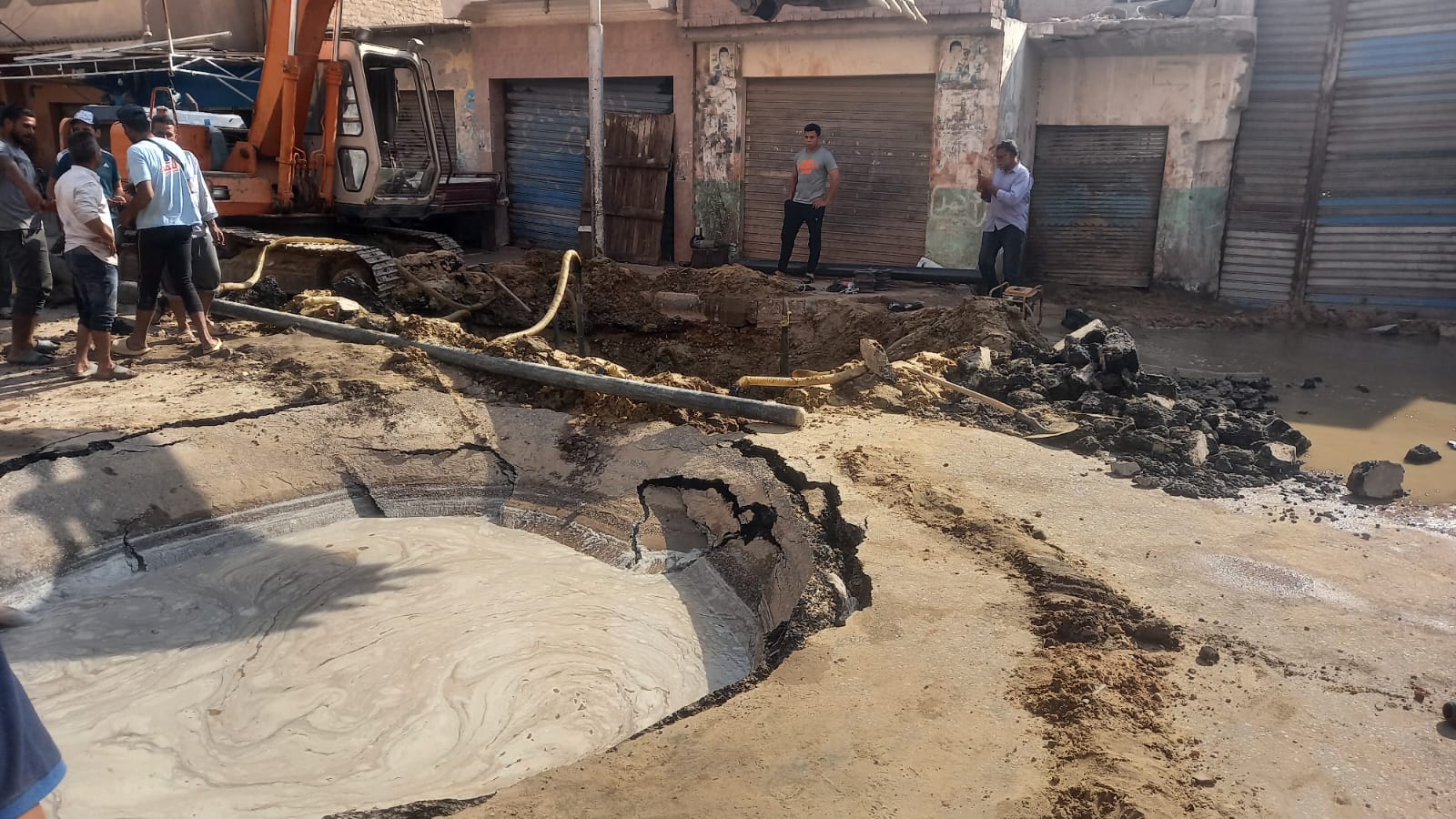 هبوط أرضي بسبب كسر ماسورة مياه في الإسماعيلية