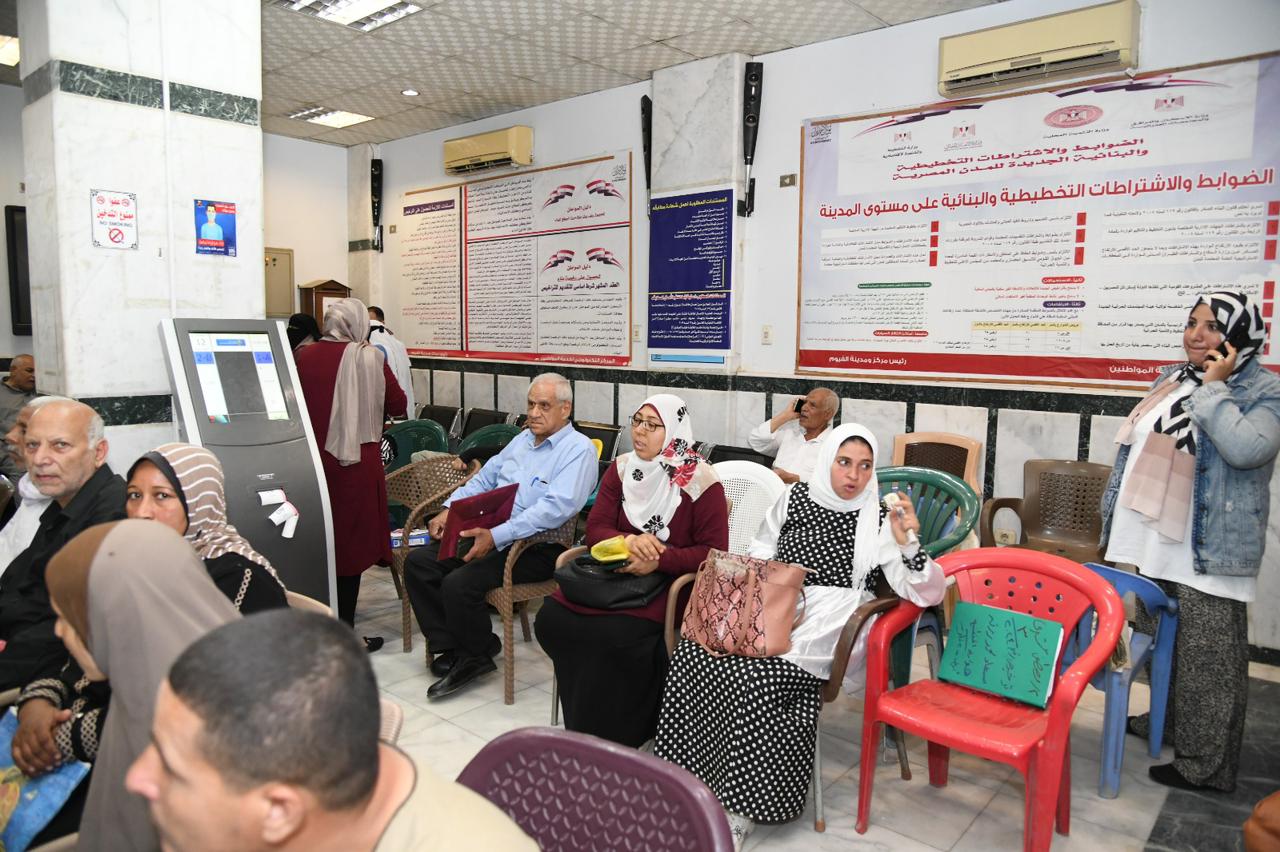 محافظ الفيوم يتابع إجراءات التصالح بالمركز التكنولوجي ويناقش المواطنين حول مستوى الخدمات المقدمة 