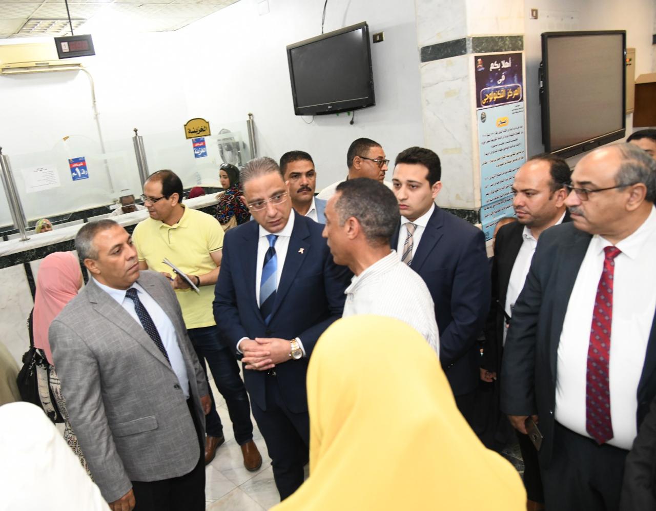 محافظ الفيوم يتابع إجراءات التصالح بالمركز التكنولوجي ويناقش المواطنين حول مستوى الخدمات المقدمة 