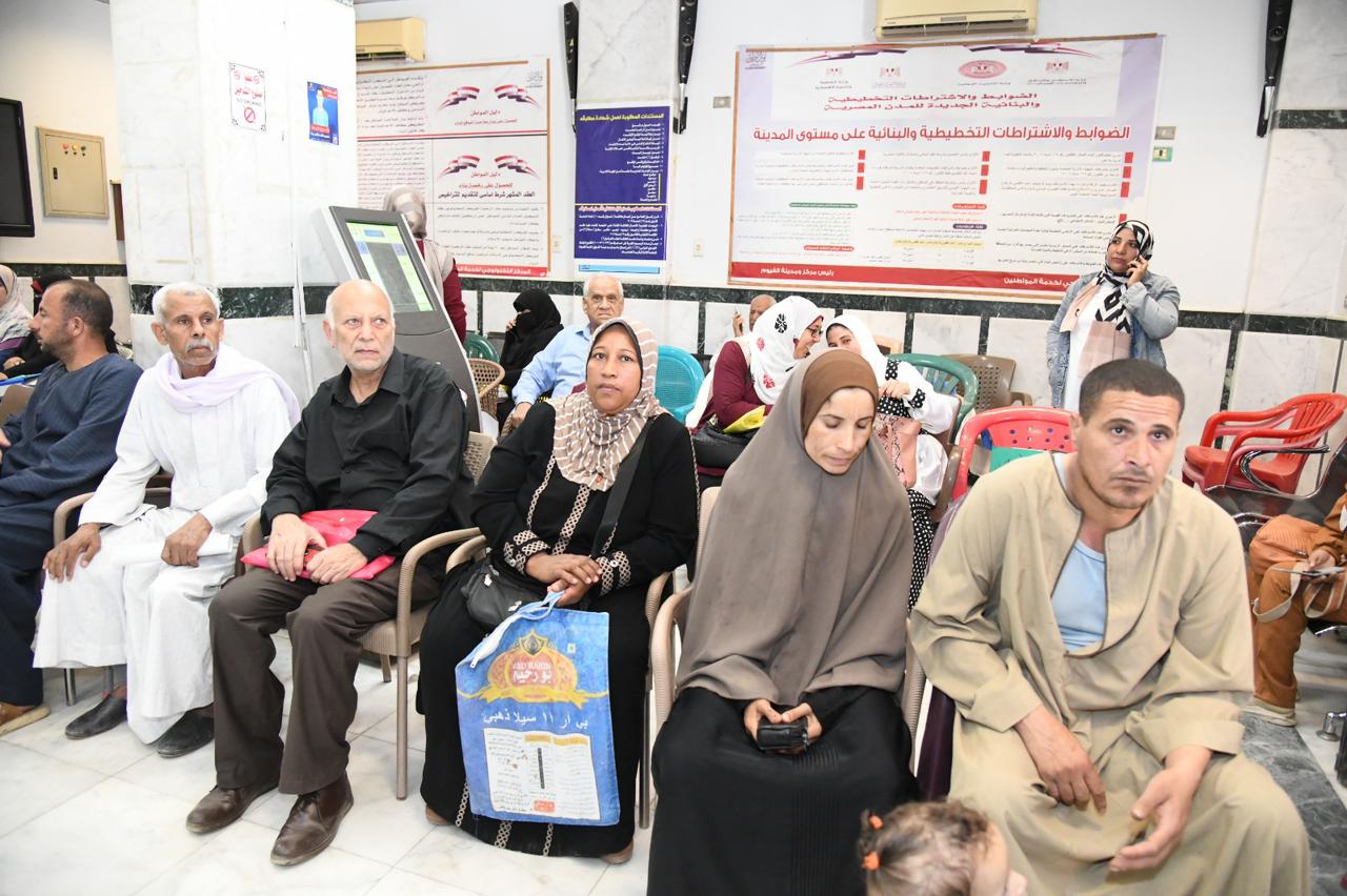 محافظ الفيوم يتابع إجراءات التصالح بالمركز التكنولوجي ويناقش المواطنين حول مستوى الخدمات المقدمة 