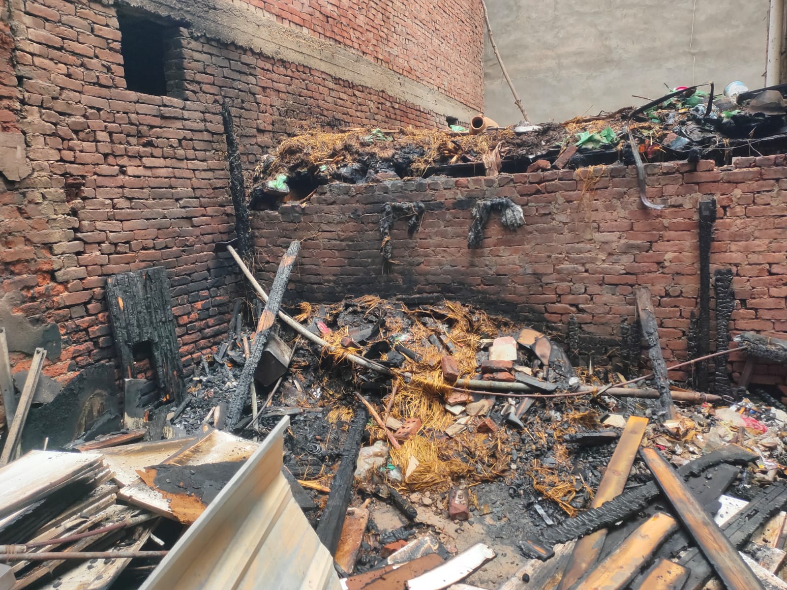 حريق مخزن أخشاب بالبحيرة 