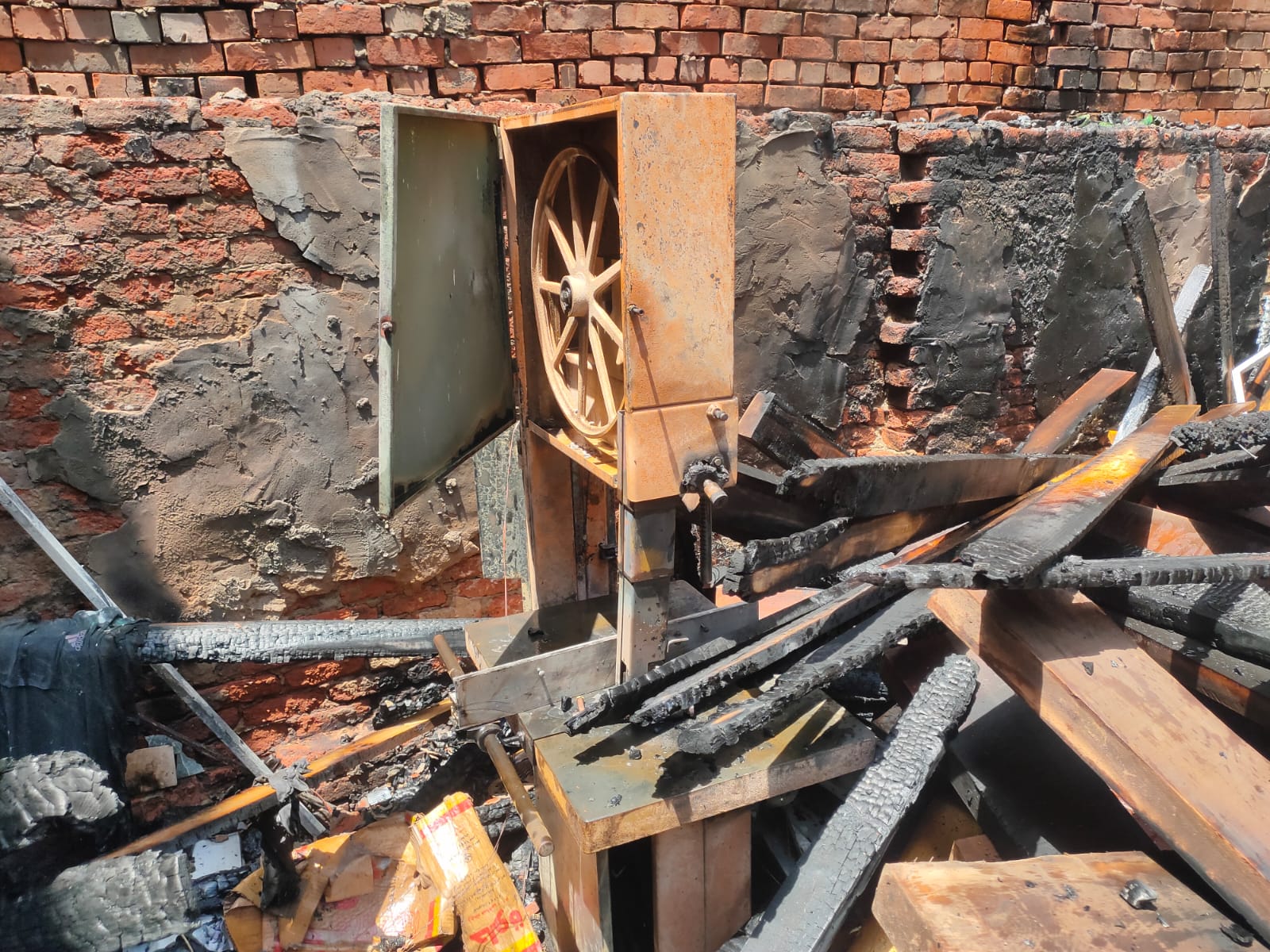 حريق مخزن أخشاب بالبحيرة