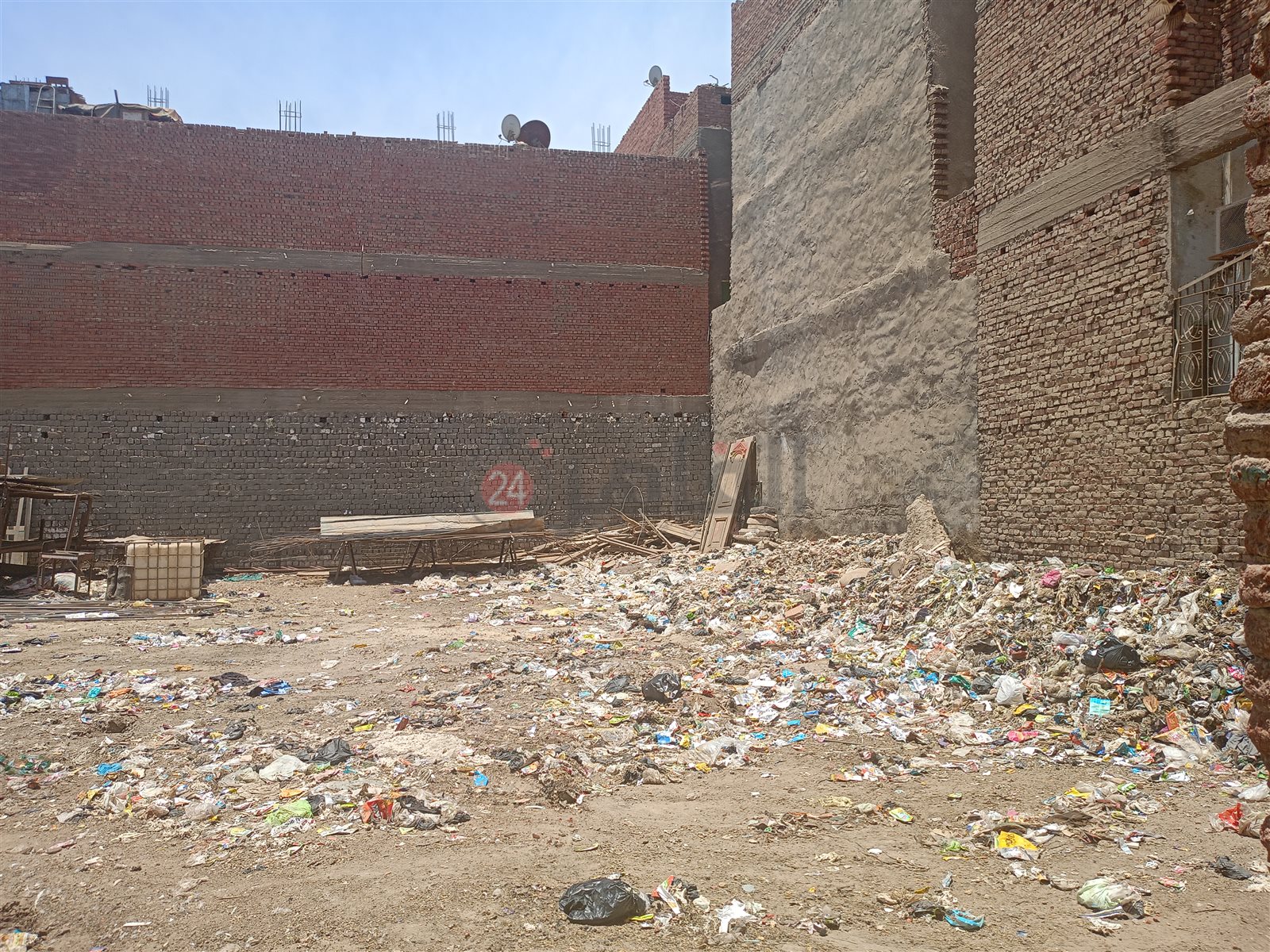 تراكم القمامة بقرية دار السلام بالفيوم