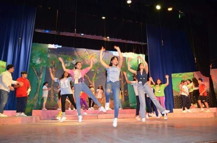 العرض المسرحي بحبكم 