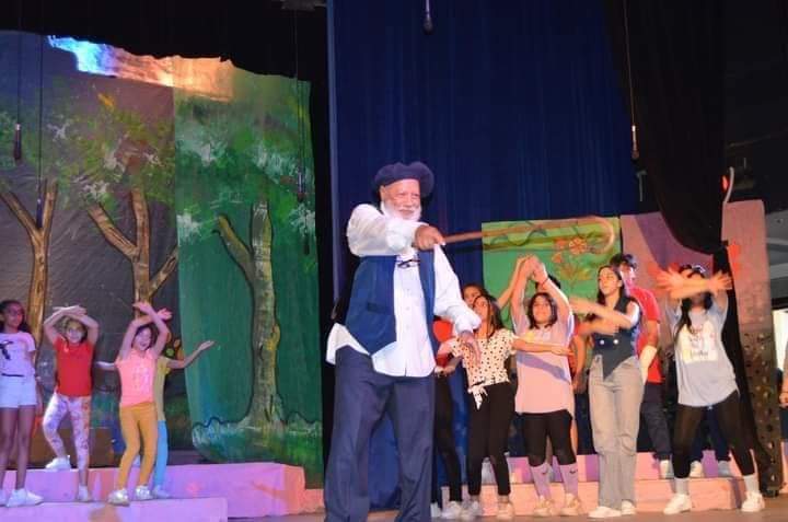 العرض المسرحي بحبكم 