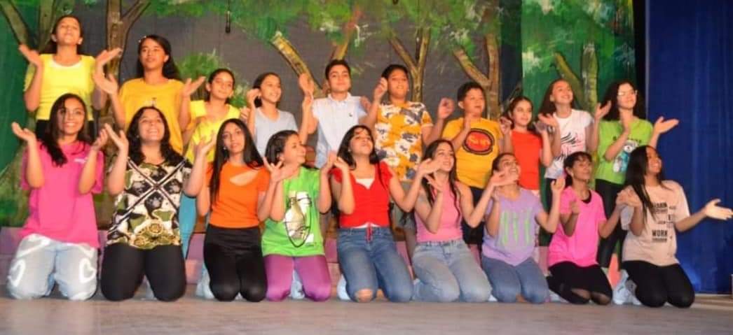 العرض المسرحي بحبكم 