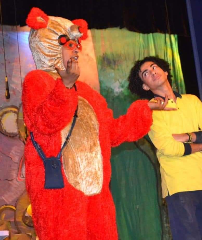 العرض المسرحي بحبكم 