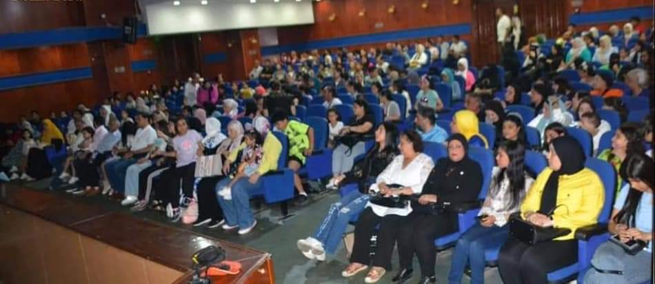 العرض المسرحي بحبكم 