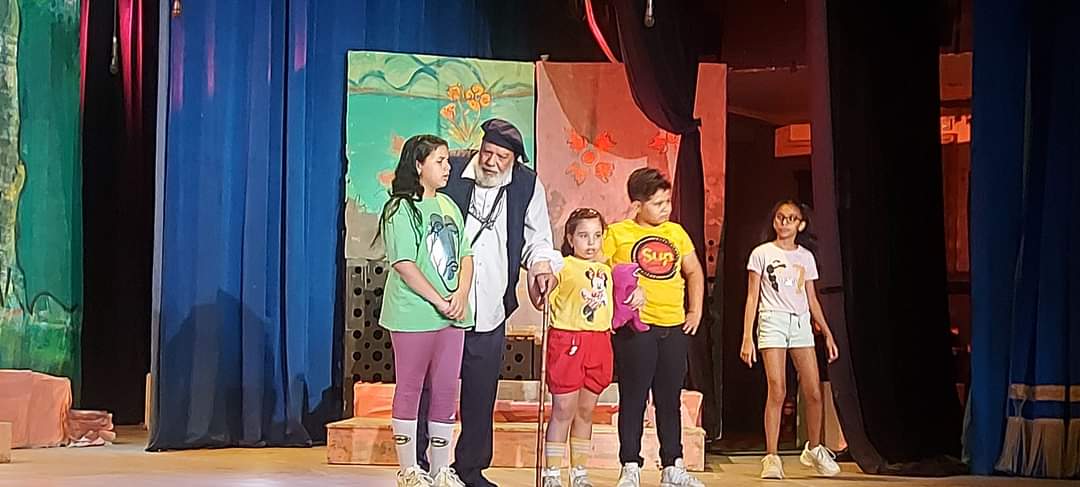 العرض المسرحي بحبكم 