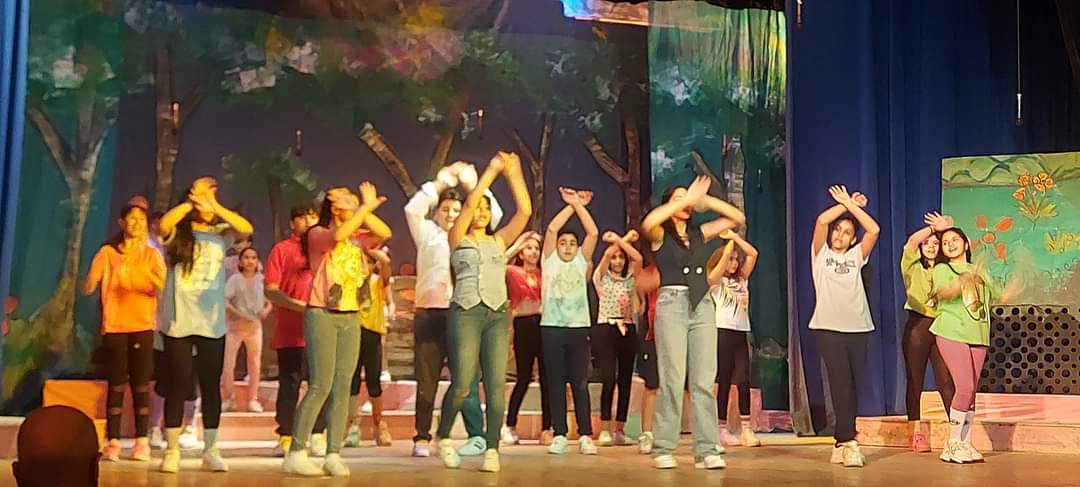 العرض المسرحي بحبكم 