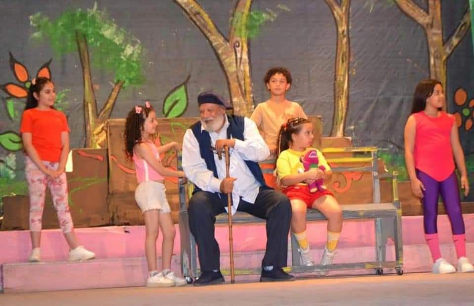 العرض المسرحي بحبكم 