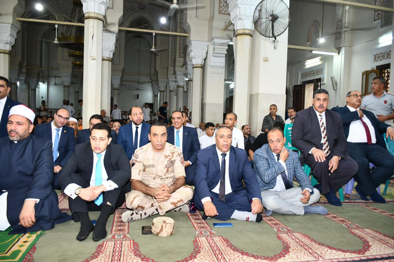 محافظ الفيوم يؤدي صلاة عيد الأضحى المبارك بمسجد ناصر الكبير