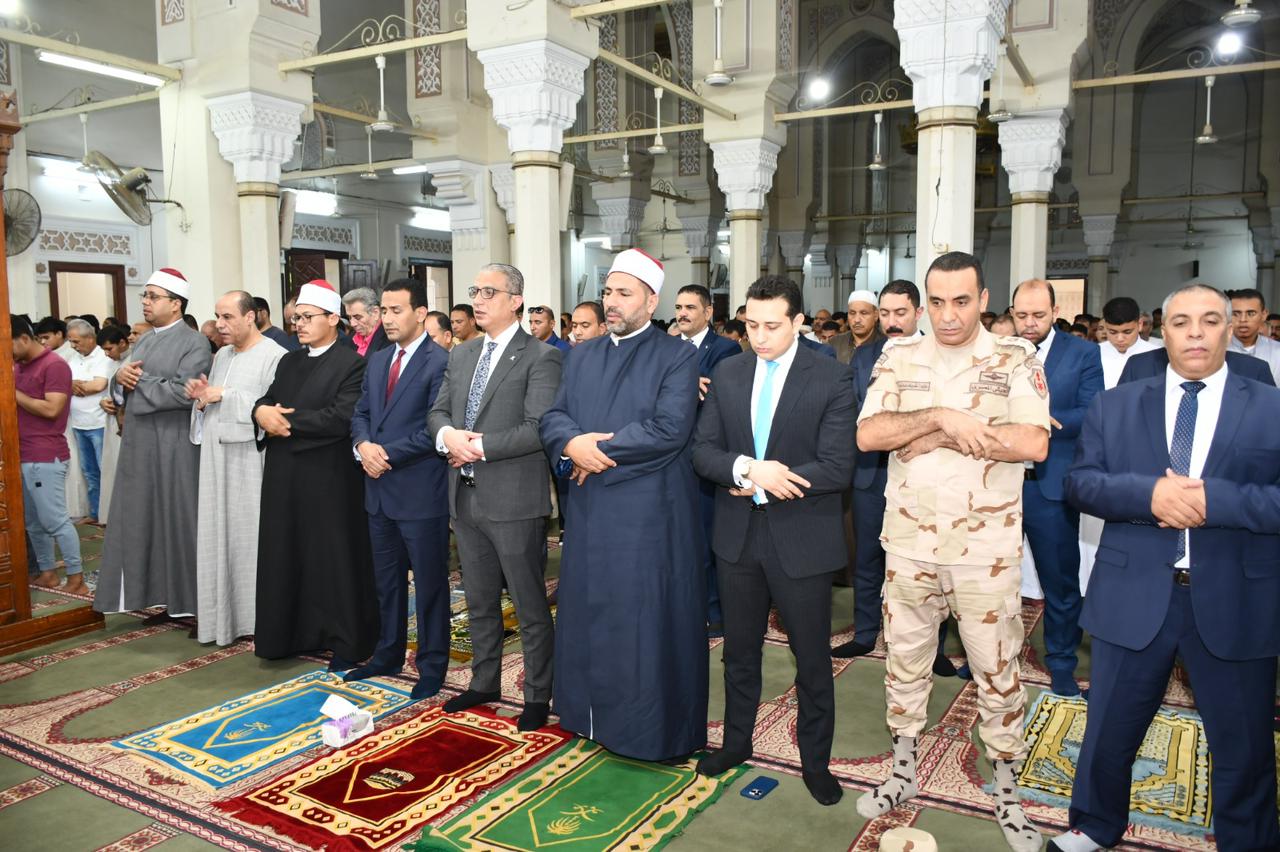 محافظ الفيوم يؤدي صلاة عيد الأضحى المبارك بمسجد ناصر الكبير