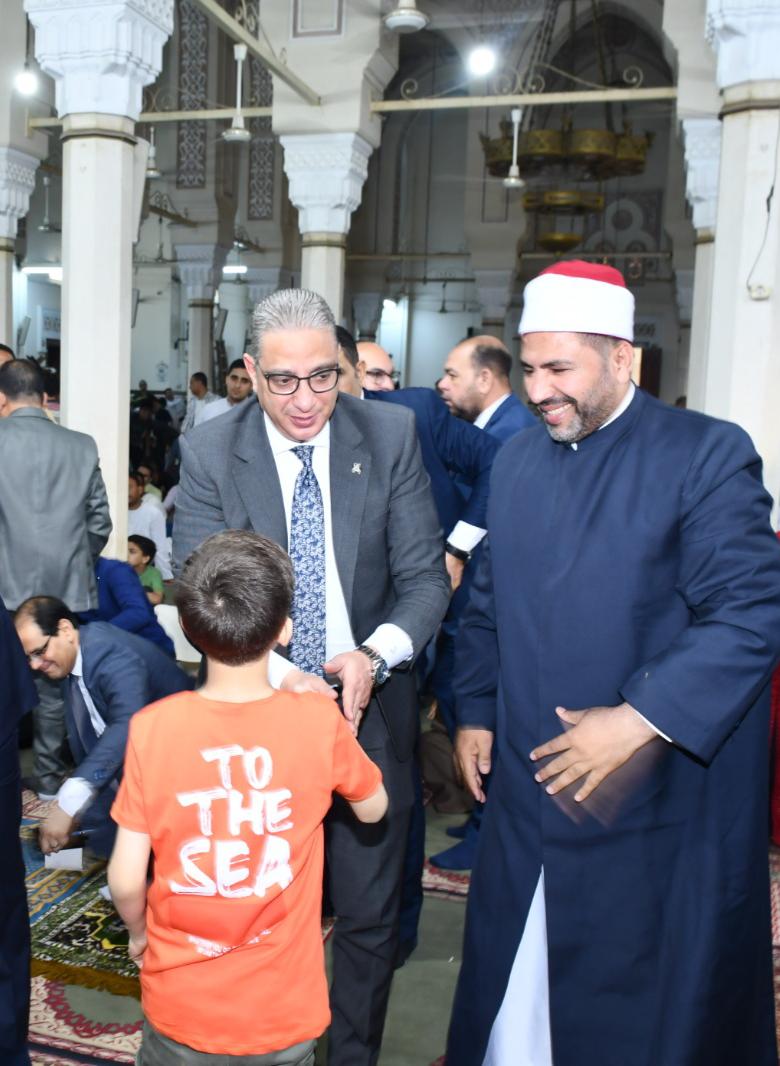 محافظ الفيوم يؤدي صلاة عيد الأضحى المبارك بمسجد ناصر الكبير
