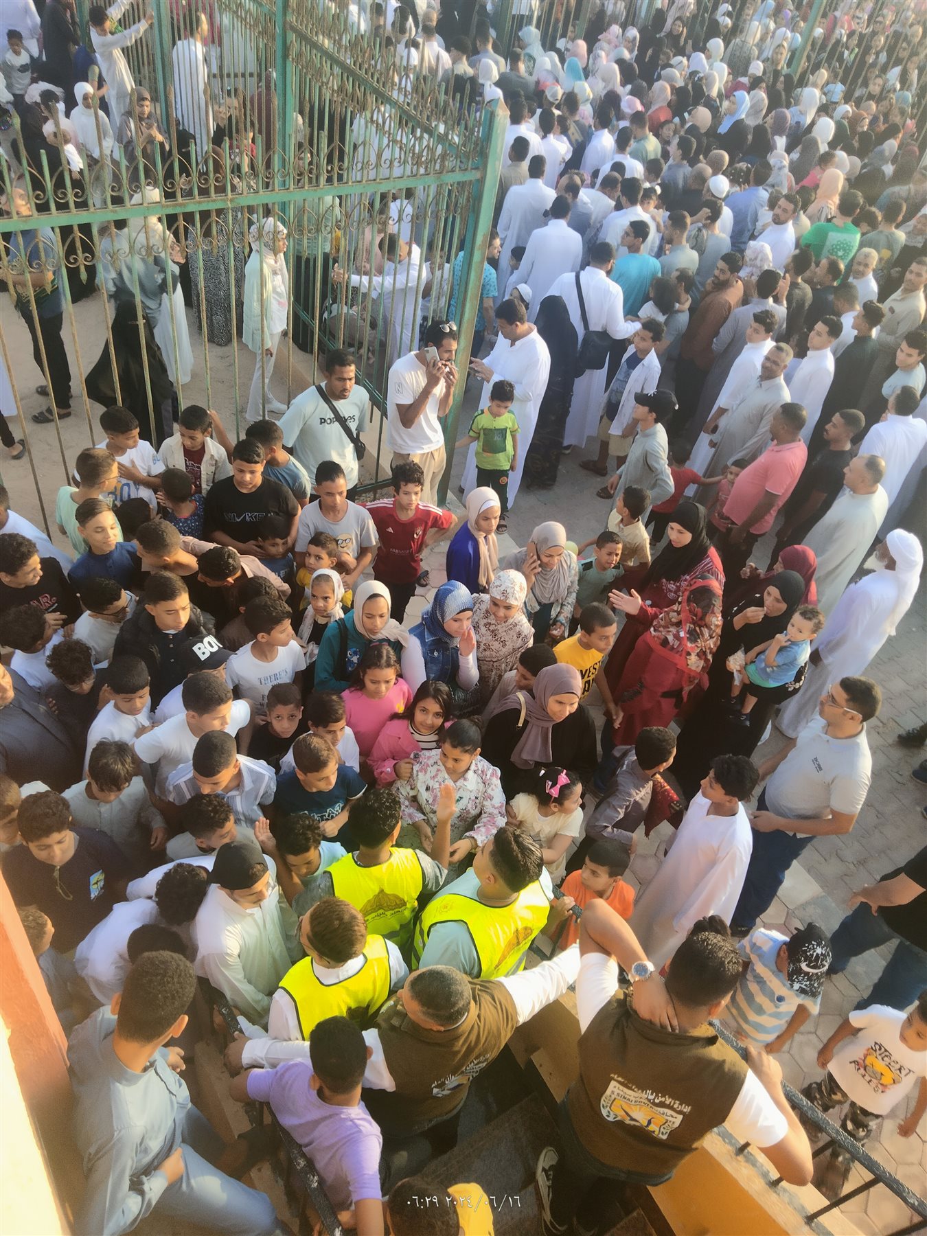 محافظ جنوب سيناء يؤدي صلاة العيد باستاد طور سيناء 