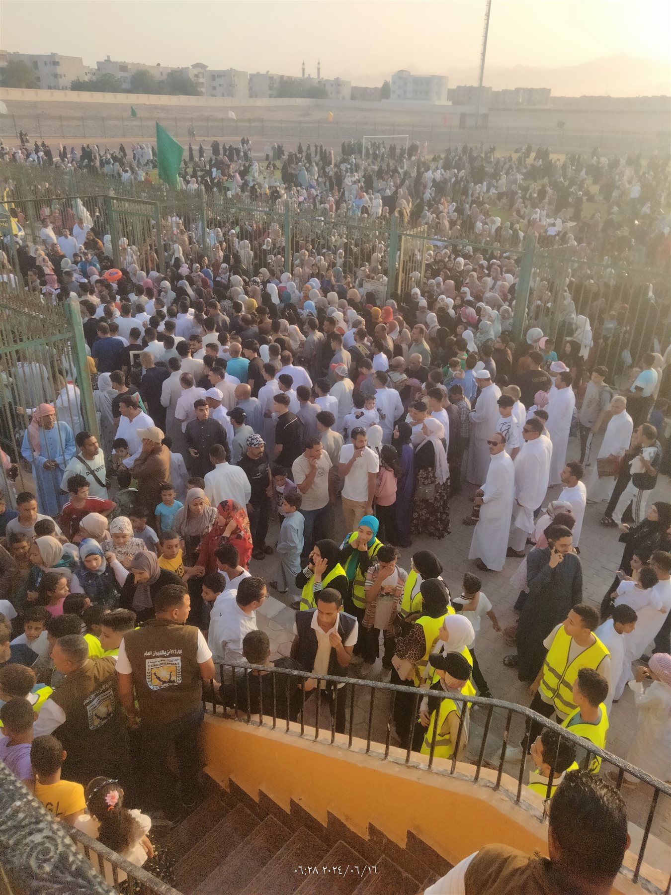 محافظ جنوب سيناء يؤدي صلاة العيد باستاد طور سيناء 