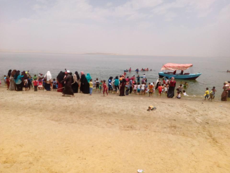 في رابع أيام عيد الأضحى.. توافد الزوار على بحيرة قارون وغلق شواطئ وادي الريان