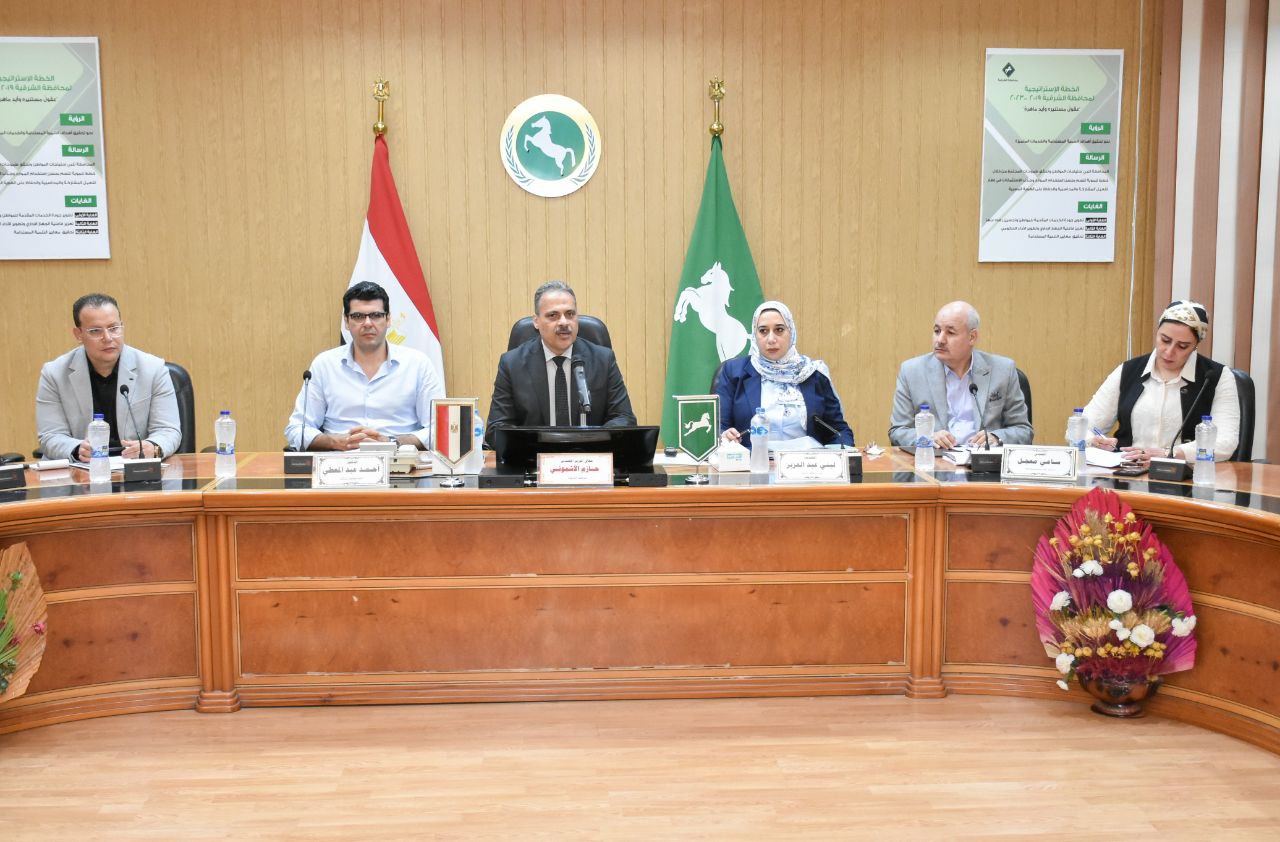 محافظ الشرقية خلال اجتماعه بالجهاز التنفيذي 01