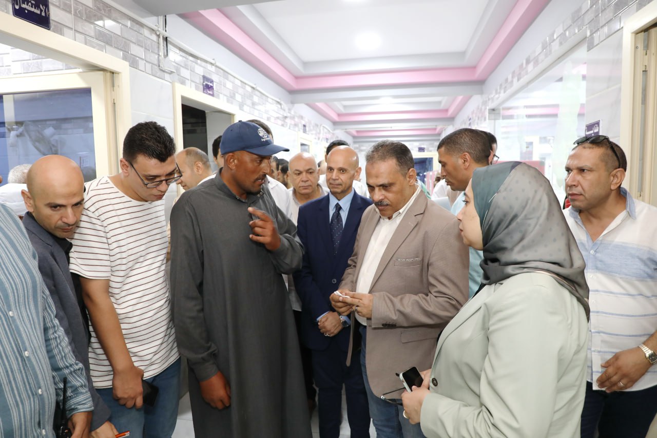 محافظ الشرقية خلال جولته بمستشفى أبو كبير المركزي