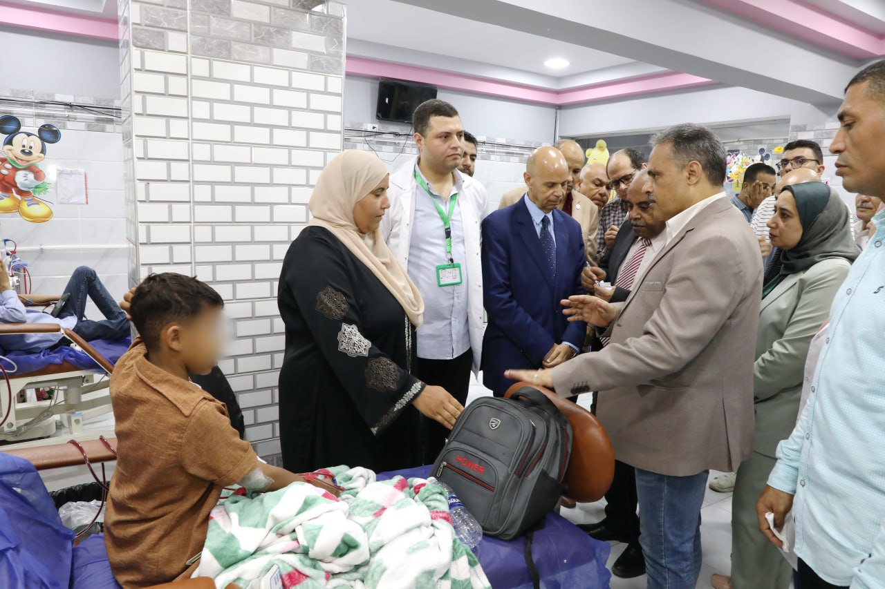محافظ الشرقية خلال جولته بمستشفى أبو كبير المركزي