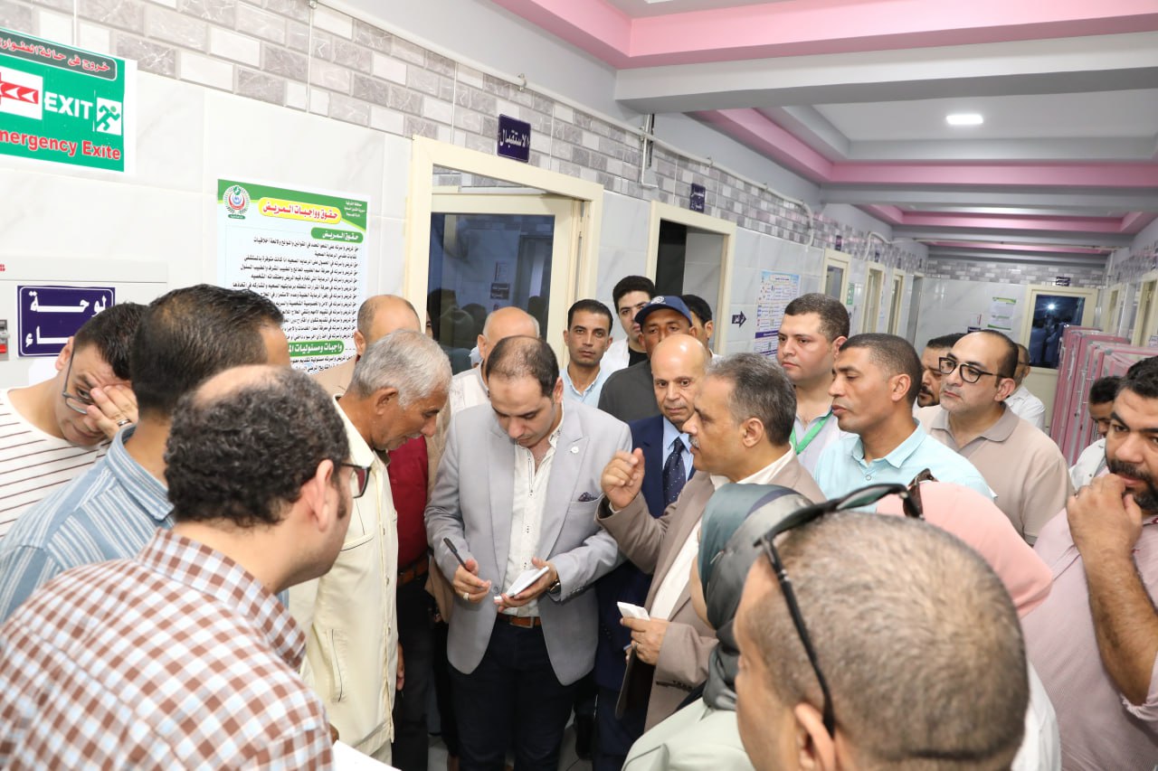 محافظ الشرقية خلال جولته بمستشفى أبو كبير المركزي